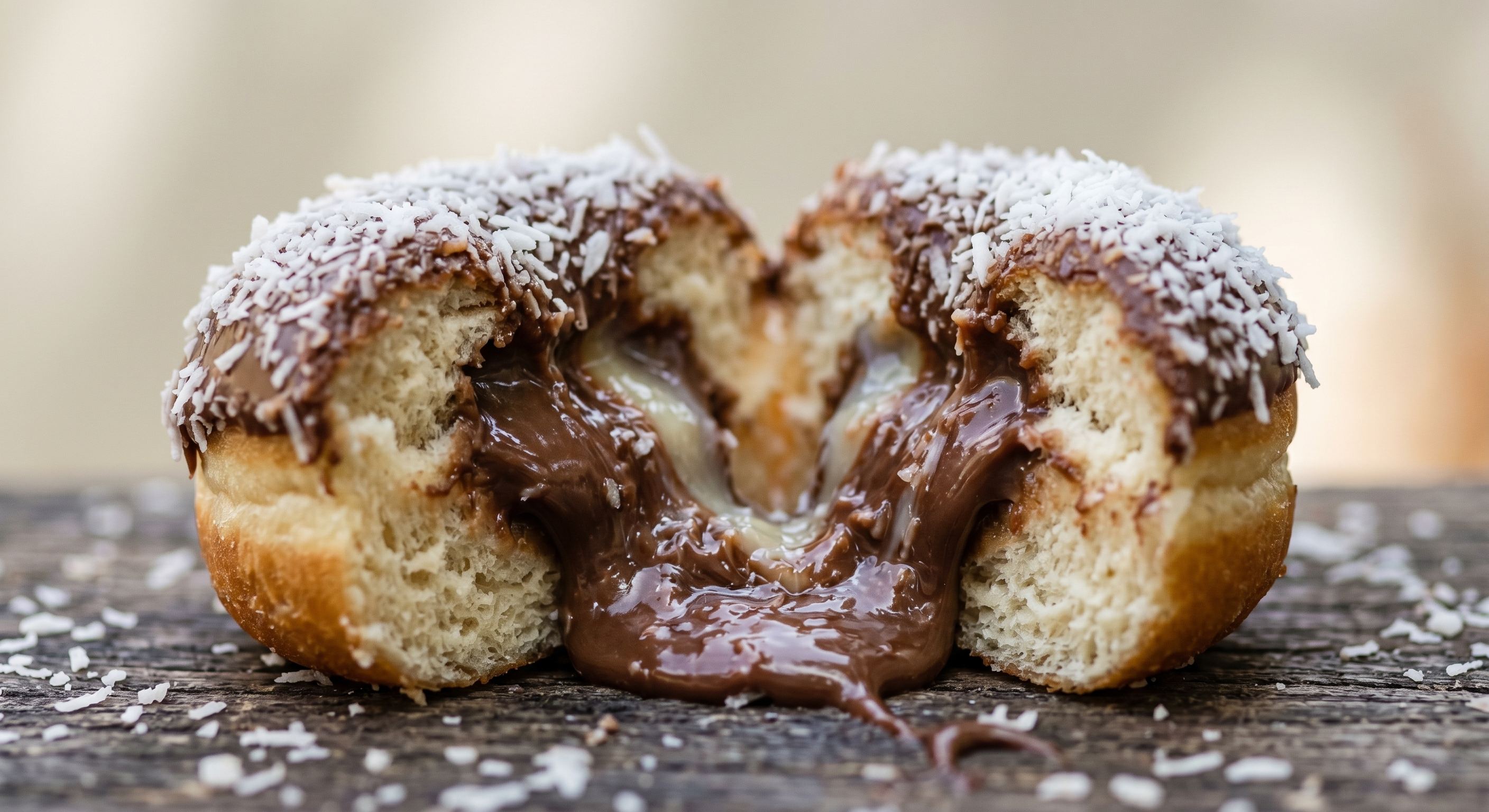 Detalhe do recheio cremoso dos mini donuts